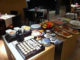 Um buffet com diversos alimentos e acompanhamentos.