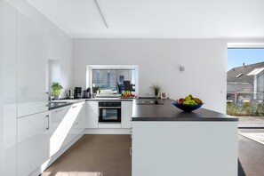 Geladeira, micro-ondas, fogão, cooktop