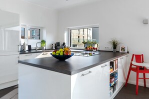 Kühlschrank, Mikrowelle, Ofen, Herdplatte