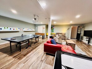 Télévision, cheminée, baby-foot, table de tennis de table