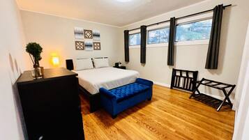 3 bedrooms, desk, iron/ironing board, travel cot