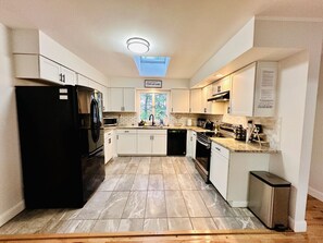 Réfrigérateur, four à micro-ondes, un four, surface de cuisson