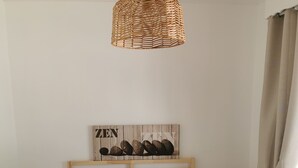 A bedroom with a wooden headboard, a bed with white bedding, two bedside tables with lamps, and a wall-mounted light fixture. - Maison à 5 Minutes de la Plage, la Chicane, Laiguillon sur Mer (L'Aiguillon-la-Presqu'île)