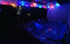 Indoor spa tub