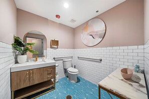 Douche, sèche-cheveux, serviettes fournies