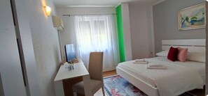 Habitación doble urbana | Espacio para trabajar con laptop, insonorización y wifi gratis 
