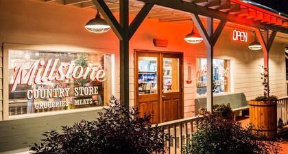 Cozy studio for two nestled on Lake Douglas near Gatlinburg and Pigeon Forge!