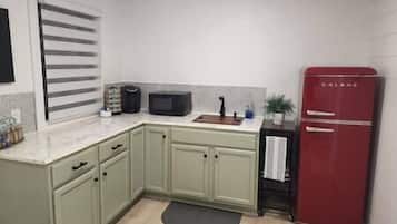 Refrigerador, microondas, parrilla de estufa y cafetera y tetera