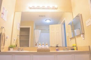 Douche, sĂšche-cheveux, serviettes fournies, savon