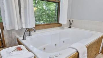 Douche, baignoire à jets, sèche-cheveux, serviettes fournies