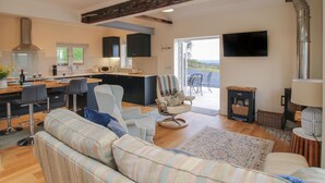 Un espacio habitable moderno con cocina, comedor y zona de estar.