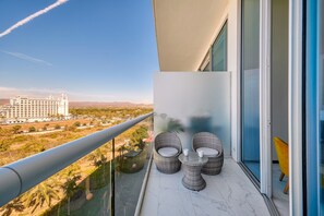 Comfort Apartment | 3 bedrooms, premium bedding, blackout drapes, iron/ironing board