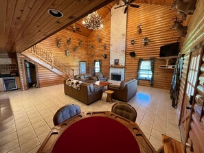 TV connectée, cheminée, chaîne hi-fi, écrans d'ordinateur