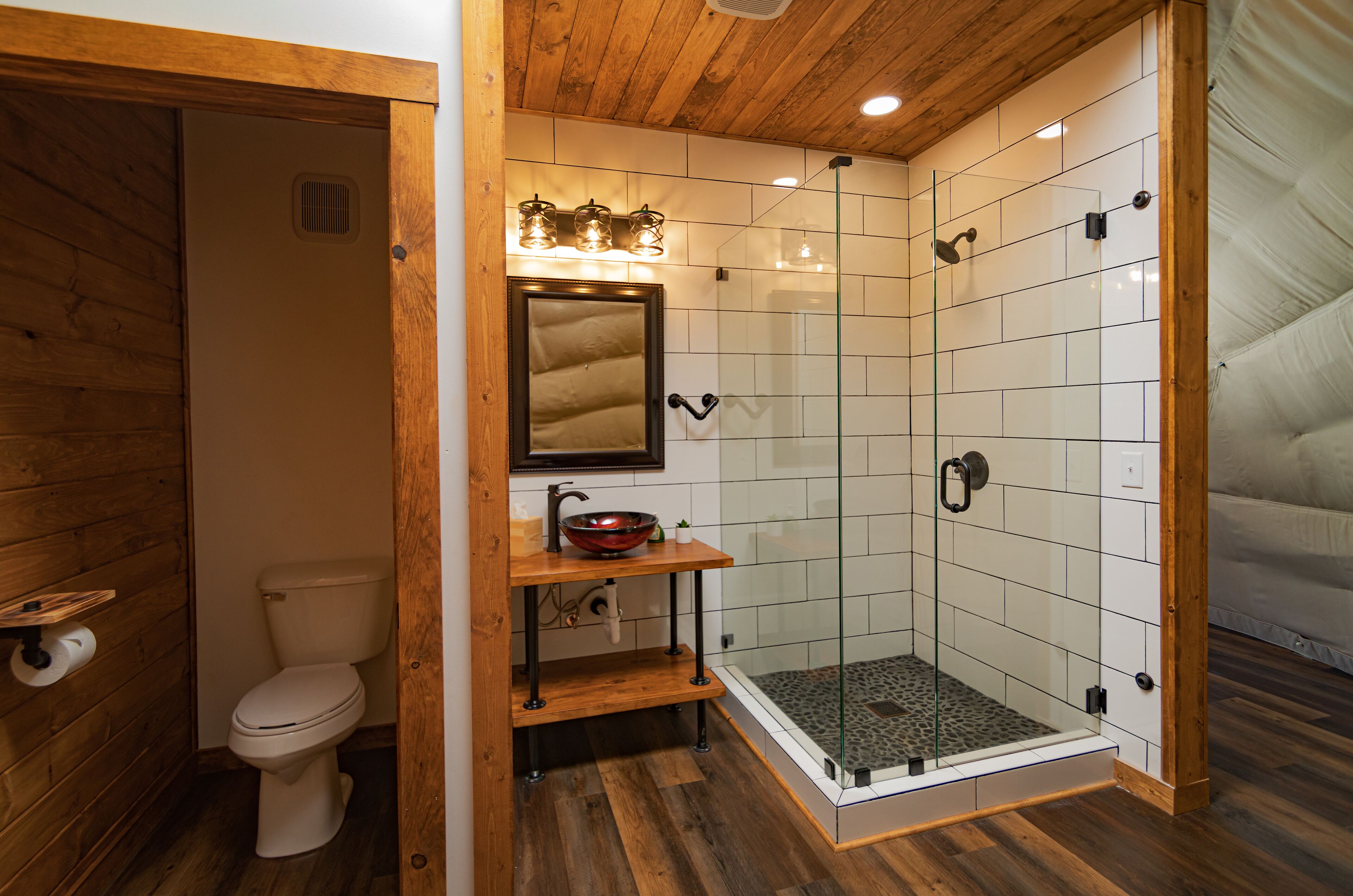 Douche, sèche-cheveux, serviettes fournies