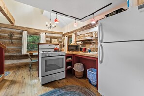 Kjøleskap, mikrobølgeovn, ovn og kokeplater