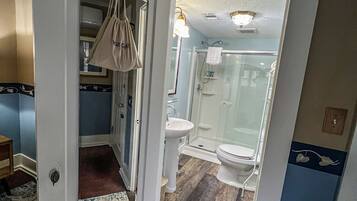 Deluxe Studio Suite | Bathroom | Hair dryer, bathrobes, slippers, towels