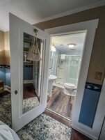Suite estudio Deluxe | Baño | Secador de pelo, albornoces, zapatillas y toallas