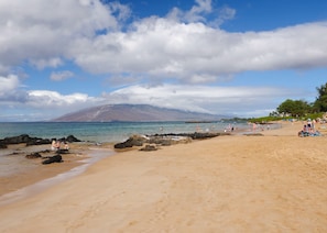 Una playa cerca, sillas reclinables de playa, toallas de playa