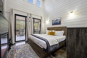 4 bedrooms, iron/ironing board, free WiFi, bed sheets - Sleeps 18 with private walking trail backing up to forest, access to ponds (Broken Bow)