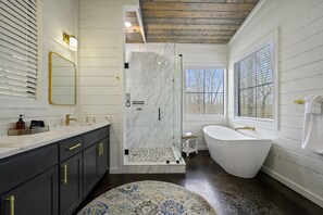 Douche, séchoir à cheveux, serviettes fournies