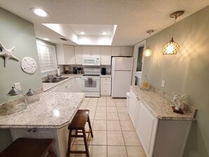 Apartment, 1 Queen-Bett und Schlafsofa, Terrasse (Quail Hollow B5-3D) | Eigene Küche | Kühlschrank, Mikrowelle, Ofen, Geschirrspüler