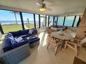 Hus - flera sängar - uteplats - utsikt mot stranden (Coastal Bliss) | Vardagsrum | 40-tums platt-tv med kabelkanaler och tv