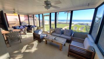 Maison, plusieurs lits, patio, vue plage (Coastal Bliss) | Coin séjour | Télévision à écran plat de 40 pouces avec chaßnes par cùble, télévision