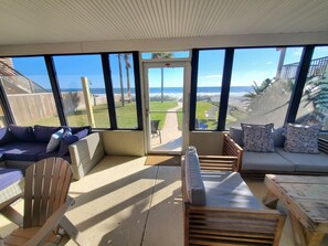 하우스, 침대(여러 개), 파티오, 해변 전망 (Coastal Bliss) | 거실 공간 | 케이블 채널 시청이 가능한 40인치 평면 TV, TV