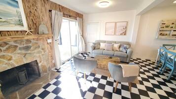 Maison, plusieurs lits, patio, vue plage (Coastal Bliss) | Coin séjour | Télévision à écran plat de 40 pouces avec chaßnes par cùble, télévision