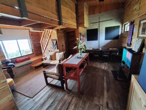 Fireplace - Serenity Unveiled: Secluded Cabin, Endless Views, Pristine Forest Bliss. (Heredia)