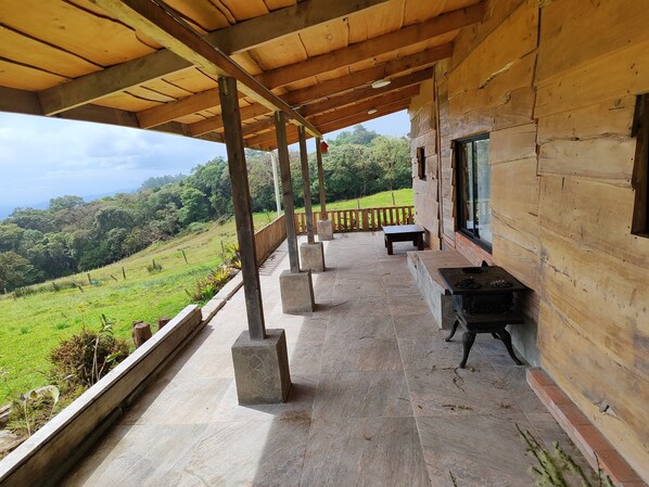 Outdoor dining - Serenity Unveiled: Secluded Cabin, Endless Views, Pristine Forest Bliss. (Heredia)