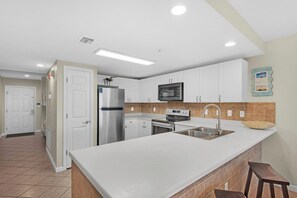 Køleskab, mikrobølgeovn, ovn, kogeplade