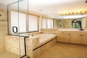 Tina de hidromasaje, secadora de cabello, toallas, jabón 