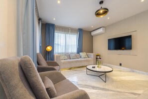 Deluxe Studio | Laptop workspace, iron/ironing board, free WiFi, bed sheets - Elefant by Naya Homes (Cabo San Lucas)