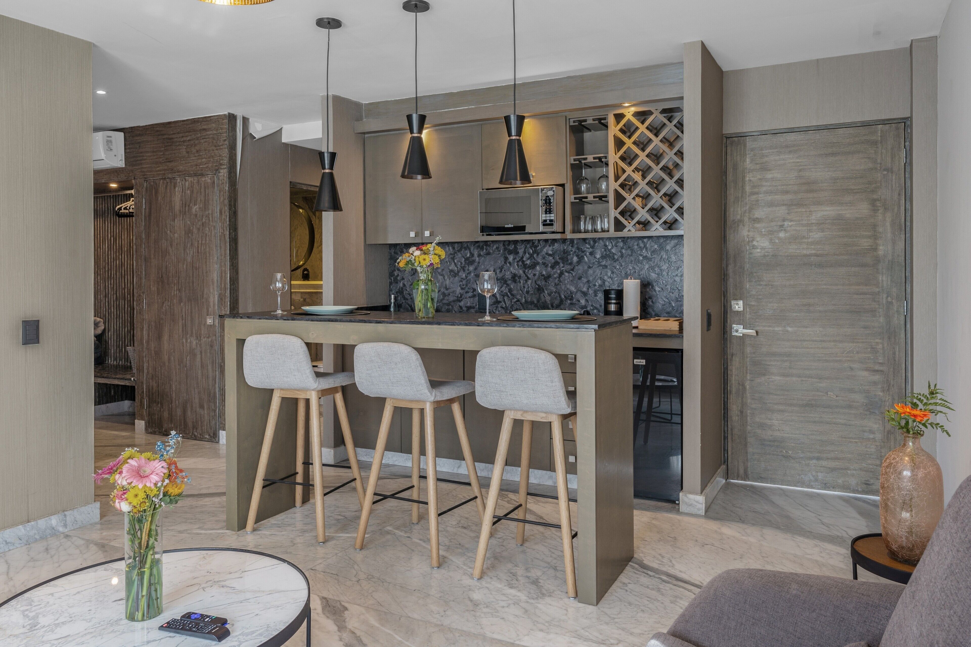 Estudio Deluxe | Espacio para trabajar con laptop y tabla de planchar con plancha 