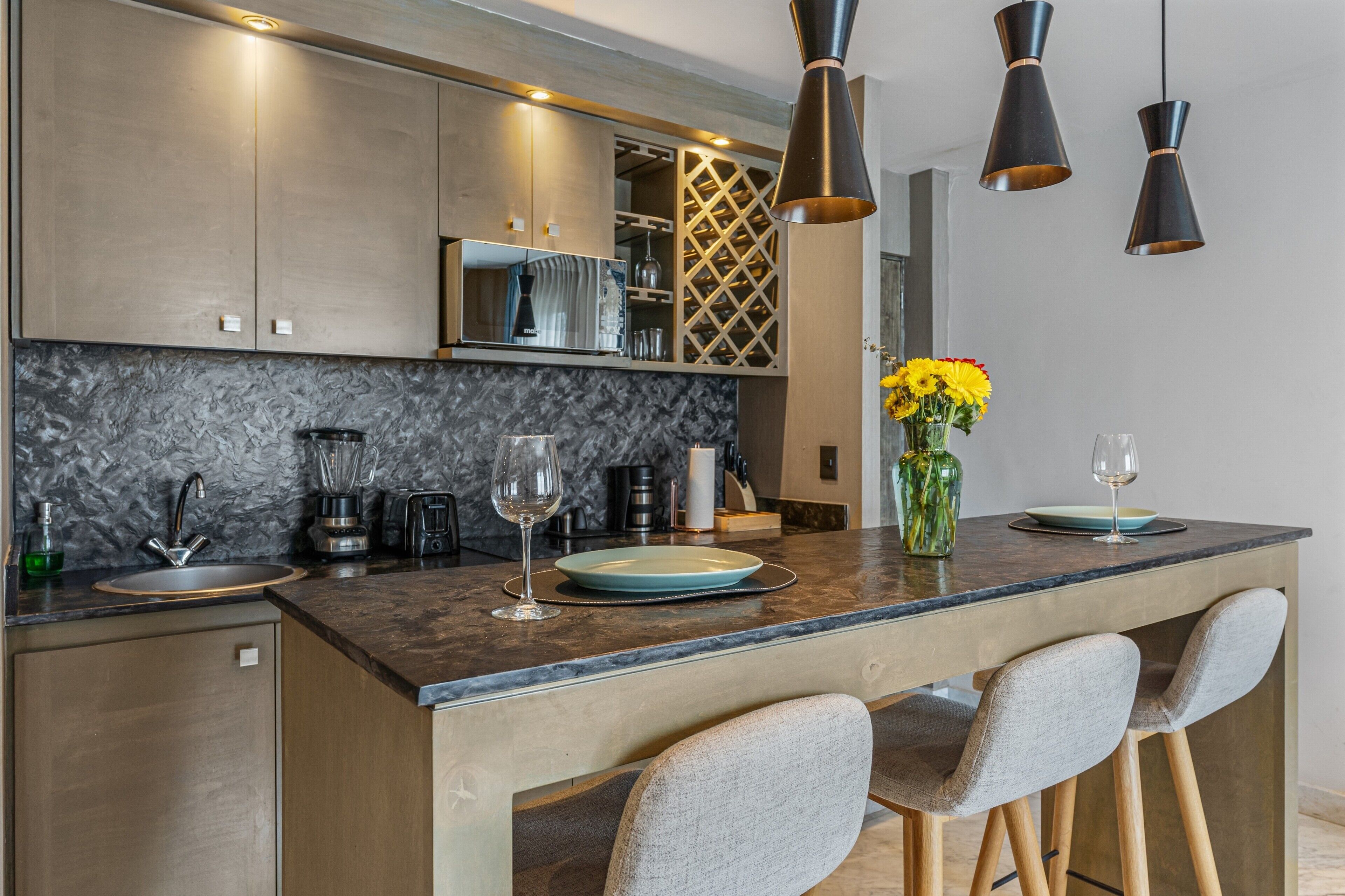 Estudio Deluxe | Espacio para trabajar con laptop y tabla de planchar con plancha 