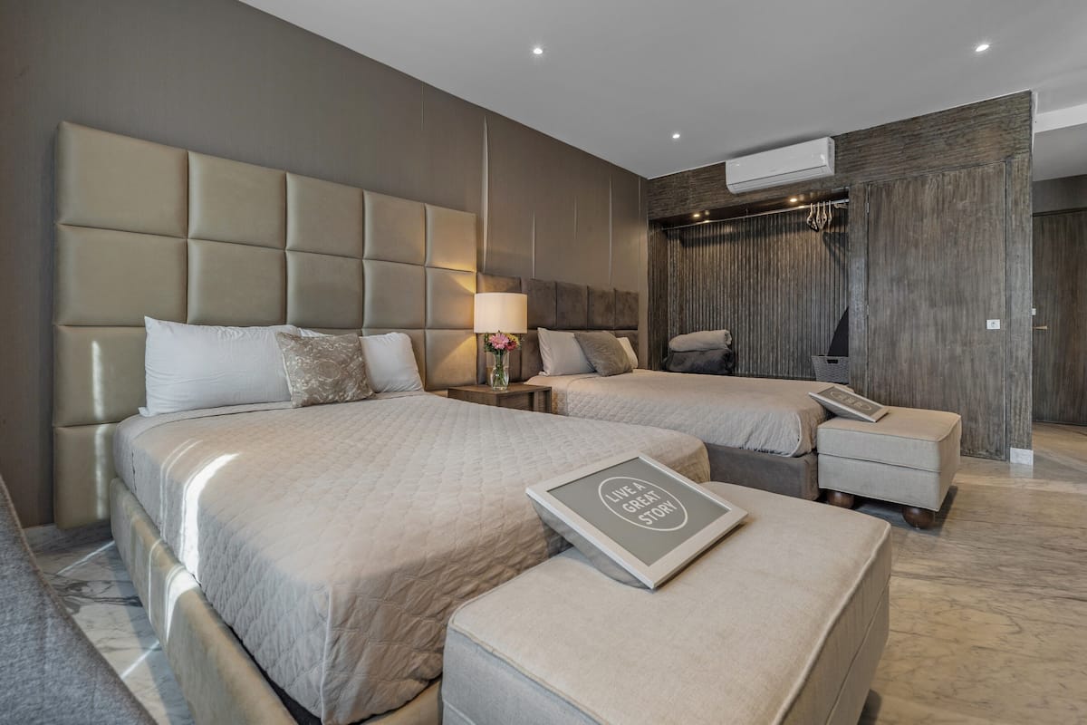 Deluxe Studio | Laptop workspace, iron/ironing board, free WiFi, bed sheets