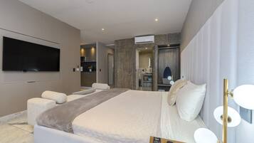 Laptop workspace, iron/ironing board, free WiFi, bed sheets