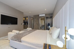 Comfort Studio | Laptop workspace, iron/ironing board, free WiFi, bed sheets - Elefant by Naya Homes (Cabo San Lucas)