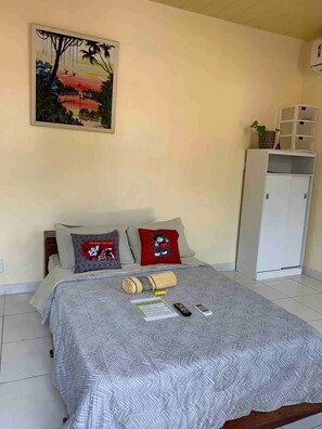 1 slaapkamer, een bureau, een strijkplank/strijkijzer, gratis wifi