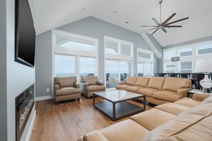 Televisie, een open haard, videospelletjes en een stereo