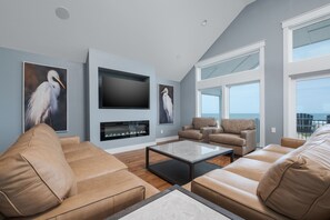 Tv, eldstad, tv-spel och en stereo