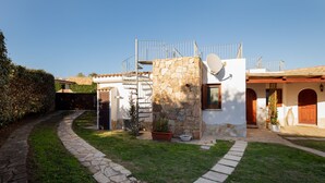 A stone building with a stone pathway leading to the entrance. - Casa Carlotta by Wonderful Italy (Loiri Porto San Paolo)