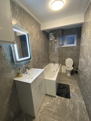 Assecador de cabells, tovalloles, sabó i xampú 