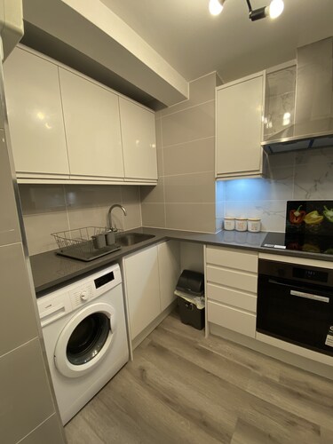 Fabulous Crawley Apartment near L3Harris Gatwick Manor Royal  Sleeps 4