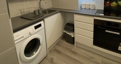 Fabulous Crawley Apartment near L3Harris Gatwick Manor Royal Sleeps 4