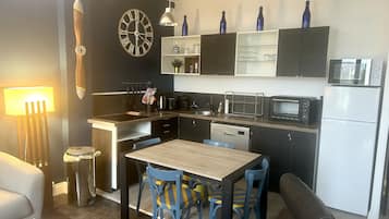 Kylskåp, mikrovågsugn, ugn och spishäll