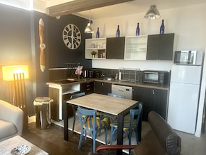 Réfrigérateur, micro-ondes, four, plaque de cuisson