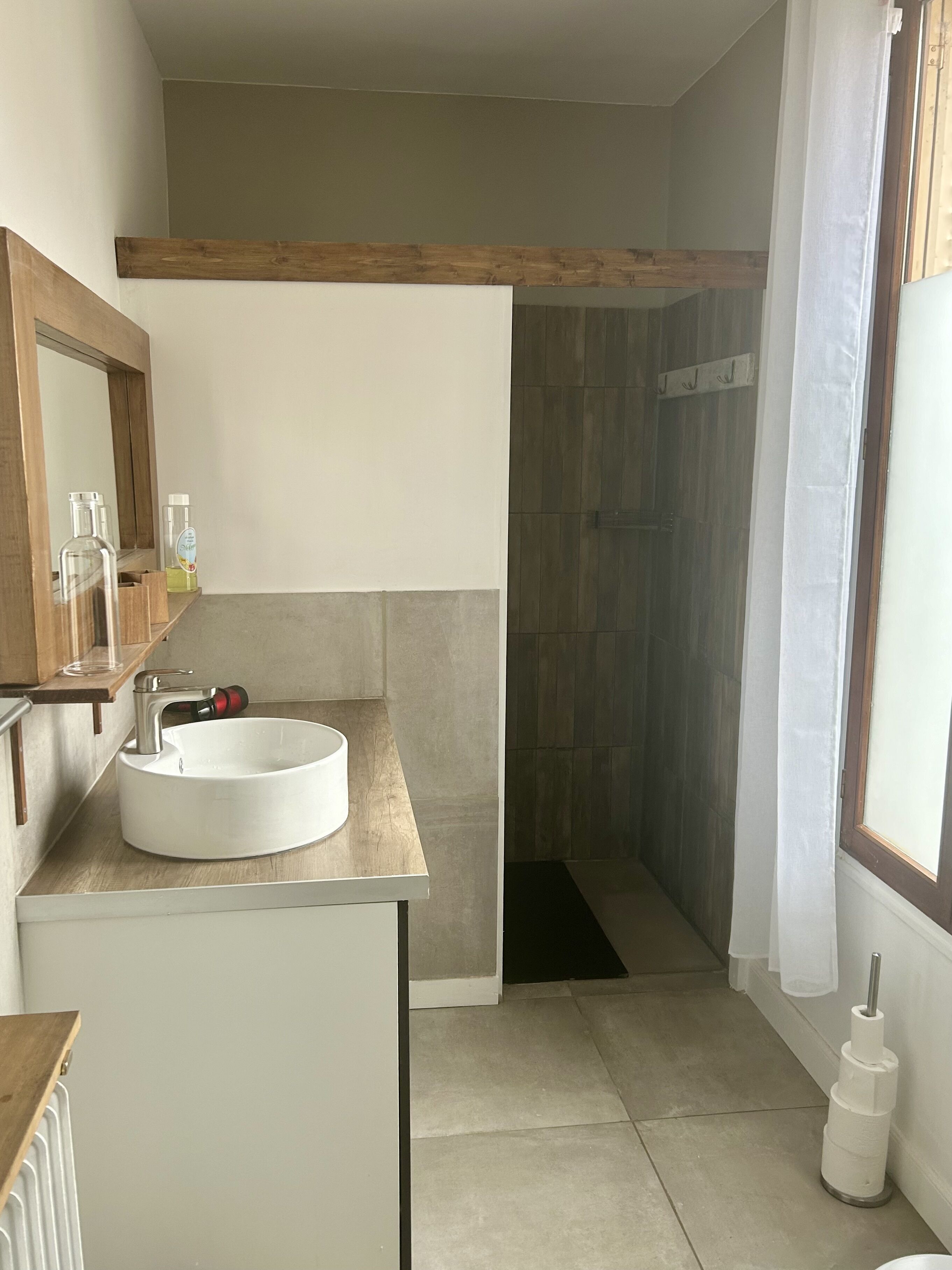 Douche, sèche-cheveux, serviettes fournies, savon