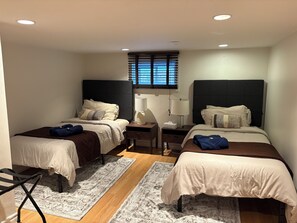 4 bedrooms, iron/ironing board, free WiFi, bed sheets - The Miner's Den - Large Parking + near OFSC Trails (Kirkland Lake)